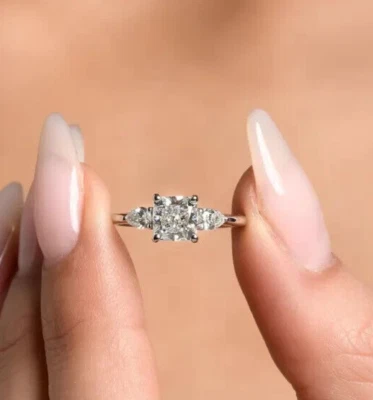 Anillo de boda promesa de diamantes cultivados en laboratorio de corte cojín de 2 quilates de oro blanco de 14 k Foto 1 de 4