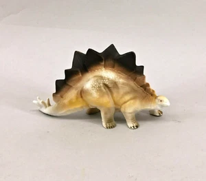 9943336 Porcelaine Figurine Dino-Saurier Stegosaurus Coloré Gräfenthal 15x9cm - Picture 1 of 3