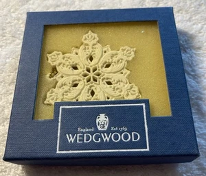 WEDGWOOD ENGLAND 1759 ORIGINAL SCHNEEFLOCKE WEISSER JASPIS ORNAMENT mit BOX 23/4" RUND - Bild 1 von 4