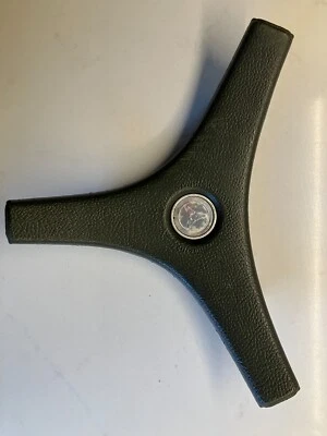 Mopar (71-73) 3 Spoke Steering Wheel Center Green Valiant Duster Dart 512444033 Foto 1 de 4