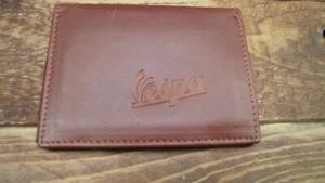 Cartera de cuero tostado con logotipo de Vespa tamaño tarjeta de crédito, titular de licencia / identificación IT126 - Imagen 1 de 4
