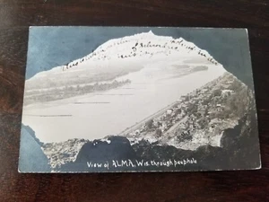 Tarjeta postal con foto real de Alma Wisconsin Through the Peephole 1910 RPPC - Imagen 1 de 2
