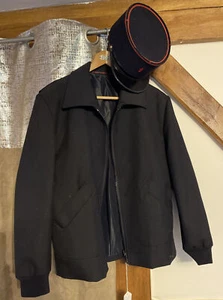 VINTAGE 1980ER FEUERWEHR MÜTZE UND SCHWARZE JACKE SAPEURS - Bild 1 von 6