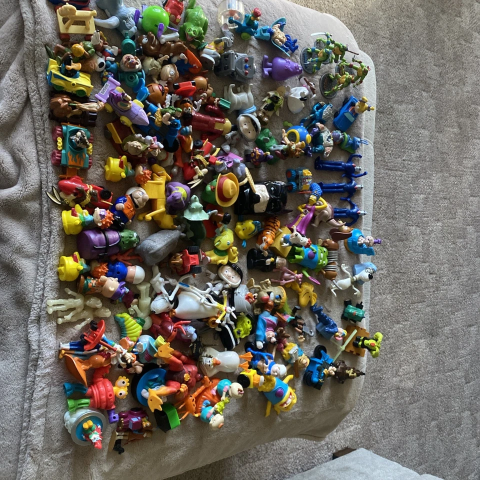 Lote de juguetes más de 150 dibujos animados mixtos Disney comida rápida PVC plástico retro usados vintage  Foto 1 de 4