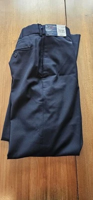 Pantalones de vestir Stafford Performance para hombre azul marino 40W 29L calce clásico cintura expandible Foto 1 de 4