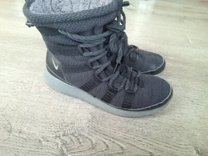 Nike Womens Roshe Run High Size 8 Snow Boots Black Lined Lace Up Sneakers - Afbeelding 1 van 12