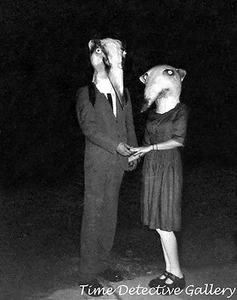 Freaky Halloween Kostüme - menschliche Wiesel - Vintage Fotodruck - Bild 1 von 1