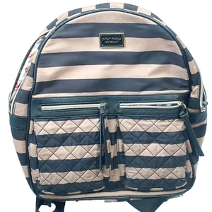Betsy Johnson Rucksack Bookbag Zip Closure 2 gesteppte Außentaschen gefüttert - Bild 1 von 6