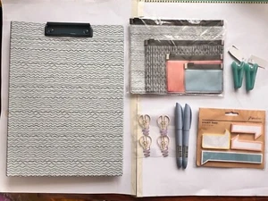 Juego de papelería Paperchase de 25 piezas - Portafolio A4, plumas estilográficas, clips y más - Imagen 1 de 11