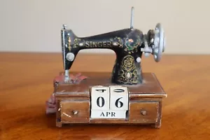 Vintage Ewiges Datum Tischkalender Metall Holz Singer Miniatur Nähmaschine - Bild 1 von 8