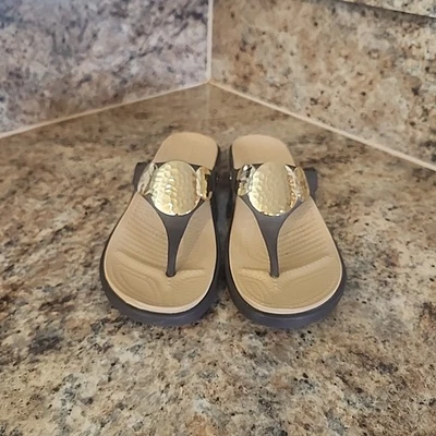 Sandalias para mujer Crocs Sanrah medallón martillado dorado marrón chanclas talla 7 Foto 1 de 4