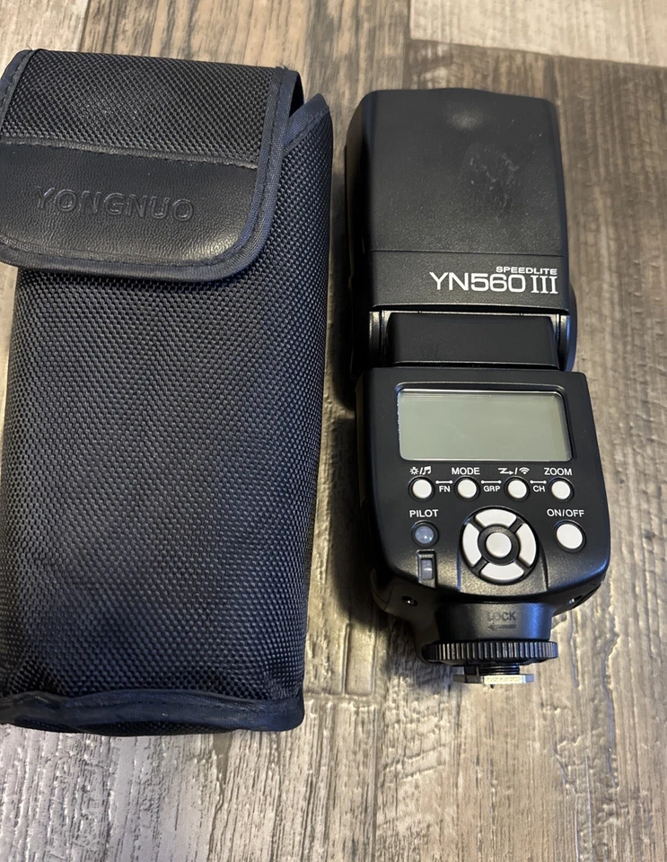 YONGNUO Speedlite YN-560-III Mount Flash for Canon With Case. - Image 1 of 4