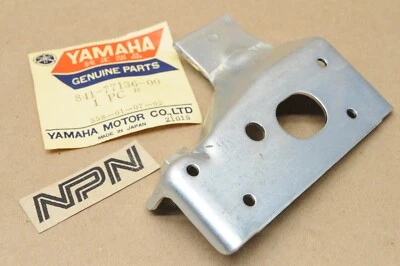 Abrazadera de capó de cubierta Yamaha Snowmobile EL433 GP246 GP292 GP300 GP338 #2 NUEVO OEM Foto 1 de 3