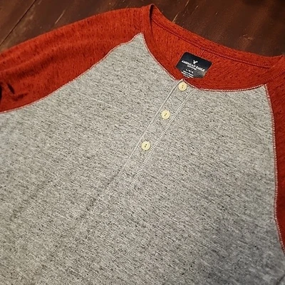 Camisa tejida térmica Henley grande de 3 botones roja/gris American Eagle Outfitters para hombre Foto 1 de 4