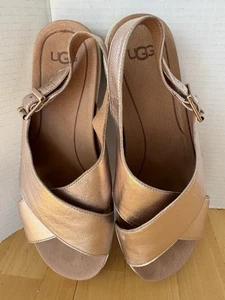 Sandali Ugg oro rosa metallizzati incrociati Wm taglia 10 plantare look poco indossati - Foto 1 di 10