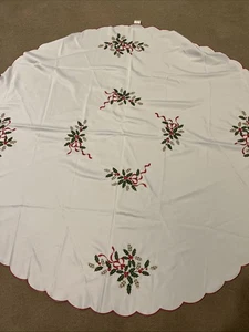 Lenox Urlaub Tischdecke 66" rund Stechpalme Beere Band bestickt weiß/rot/grün - Bild 1 von 8