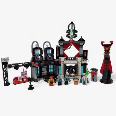 Lego 70809 La LEGO Película Lord Business’ Evil Lair Falta Capa Macho y 2 Soportes Foto 1 de 4