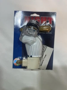 New York Yankees Night Light, MLB Baseball Giocatore Sportivo Figura Plug In, NUOVO - Foto 1 di 1
