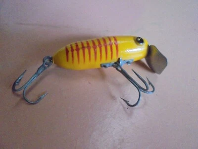 Señuelo de pesca vintage Rinehart Jinx amarillo con costillas rojas Foto 1 de 3