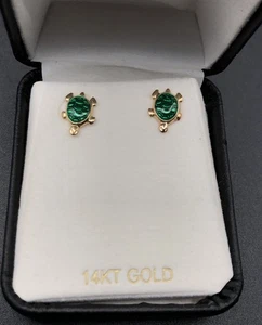 Aretes de tortuga de esmalte verde de oro de 14k - Imagen 1 de 9
