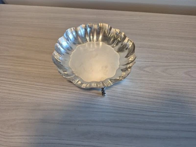 Vintage Oneida Silversmiths Silverplate Footed Flower Shaped Candy/nut Dish - Image 1 of 3