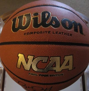 WILSON NCAA FINAL FOUR EDITION BASKETBALL SIGNIERT VON DOUG McDERMOTT MIT GLASETUI - Bild 1 von 3
