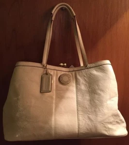 Bolso de hombro Coach F19215 Signature Stitch charol crema con bloqueo de beso  - Imagen 1 de 12