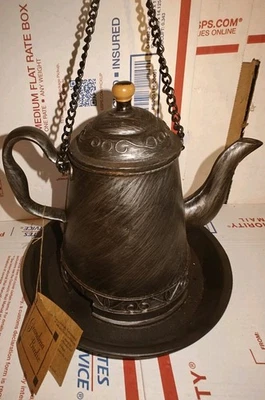 NUEVO CON ETIQUETAS Red-Carpet Studios Colección Abuela Birdie Tetera Alimentador de Pájaros Resina Foto 1 de 4