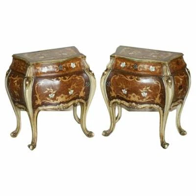FINE PAIR OF ITALIAN MARQUETRY INLAID BURR WALNUT BEDSIDE BOMBE CHEST OF DRAWERS - Image 1 of 4
