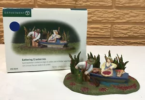 DEPT 56 NEW ENGLAND VILLAGE Accesorio RECOLECCIÓN DE ARÁNDANOS, LEER, #54644 - Imagen 1 de 9