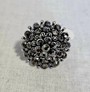 Sliver Tone Cocktail Ring With Gray Stones Size 7 J2-1490 - Picture 1 of 6
