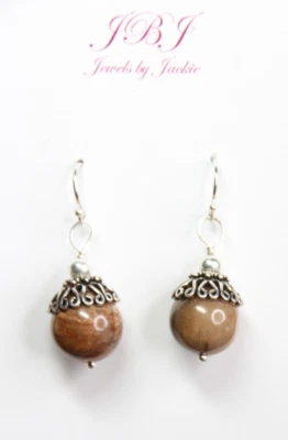 Pendientes de plata de ley 925 con bolas de 12 mm de madera petrificada de 1 1/4" Foto 1 de 4