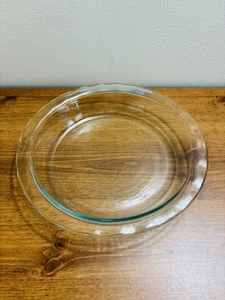 Pyrex C209 Piastra per Torte Trasparente 9,5”, Bordo Smerlato Scanalato Scanalato, Profondità 2”, USA - Foto 1 di 4