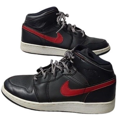 Tênis de basquete Nike Air Jordan 1 médio preto vermelho cano alto EUA 6Y - Imagem 1 de 4
