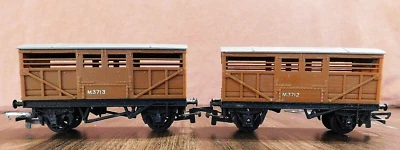 Tri-ang Pair of R122 Cattle Wagons ~ BRITISH RAILWAYS ~ M3712 M-3713 - OO HO -A- - Image 1 of 4