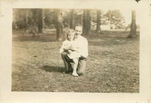 Vater und Tochter 1950er Schwarz-Weiß-Foto - 3,5" x 2,5" - Bild 1 von 2