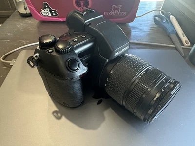 Olympus CAMEDIA E-10 4.0MP Digital SLR CCD Camera - Image 1 of 4