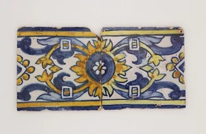 Blumenset mit zwei Fliesen aus dem 17. Jahrhundert, portugiesisch antik - Bild 1 von 12