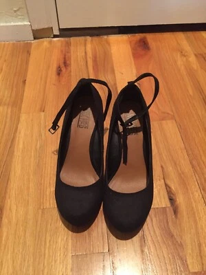 Punta Almendra Cuña Negra con Correa Extraíble (Talla 6) Foto 1 de 3