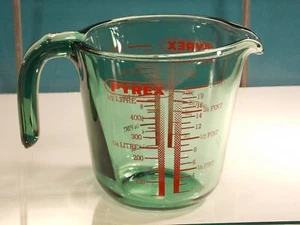 PYREX MESS BECHER KRUG PINTS  BOROSILIKAT Hart GLAS  Grün ANTIK VINTAGE 1/2 L - Bild 1 von 4