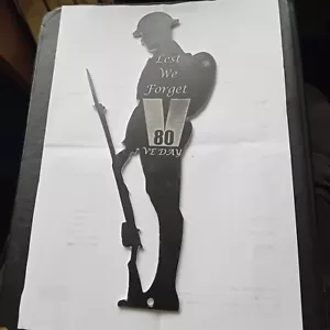 Schwarz Acryl Damit wir nicht vergessen 80. VE DAY Memorial britischer Soldat Reittier 10" hoch - Bild 1 von 2