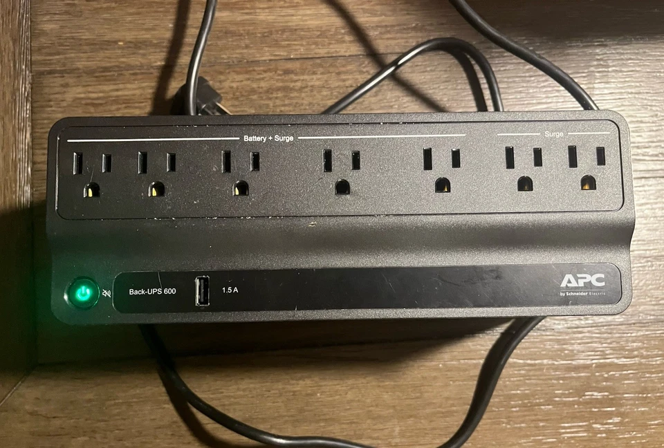 Источник питания резервного аккумулятора APC BE600M1 600 ВА 120 В с USB-портом зарядки ПРОТЕСТИРОВАН - Изображение 1 из 2