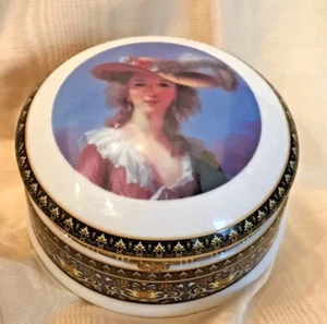 Caja de baratijas Vecceli redonda Italia fina China dama con sombrero adorno de metal dorado - Imagen 1 de 8