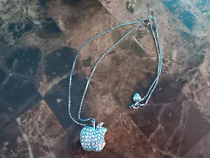 Collana Betsey Johnson rara logo mela metallo con strass NUOVA - Foto 1 di 11
