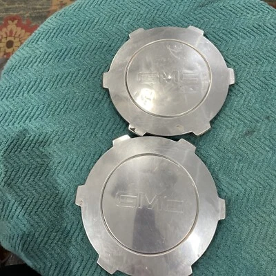 (Qty 2)  2004-2007 GMC YUKON SIERRA 1500 OEM WHEEL CENTER HUB CAP 9594521 - Image 1 of 4