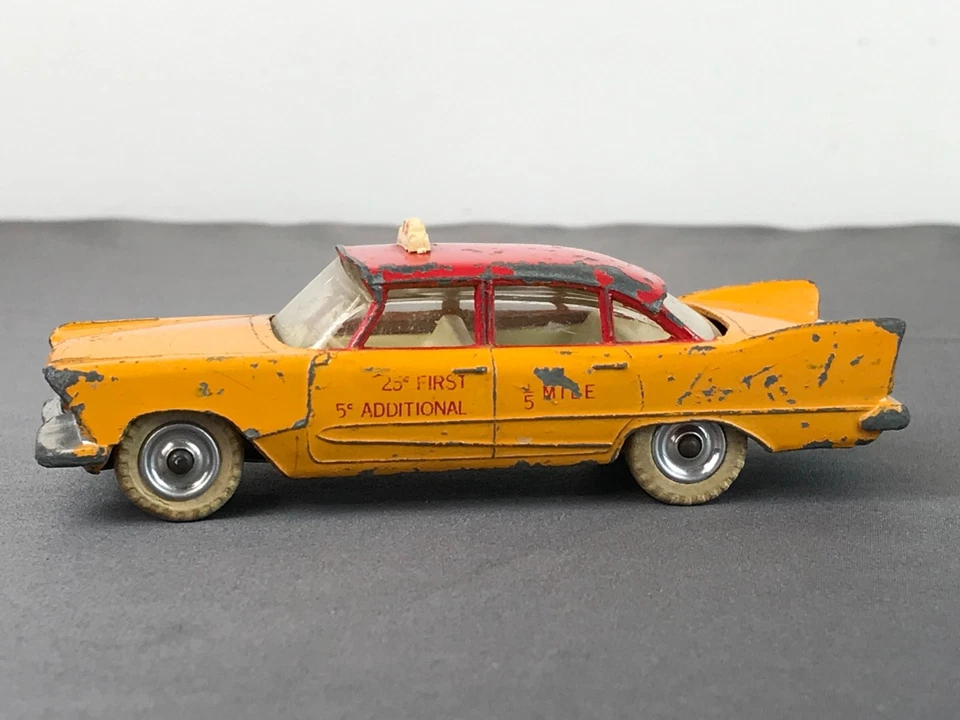 Dinky Toys Inglaterra 1:43 Diecast Amarillo y Rojo PLYMOUTH PLAZA TAXI Muy querido Foto 1 de 4