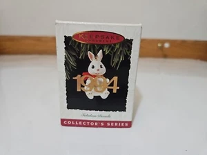 FABELHAFTES JAHRZEHNT 1994 Hallmark Andenken Weihnachtsschmuck Hase Kaninchen jährlich - Bild 1 von 3