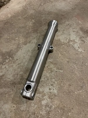 2000+ Harley Dyna, Sportster, Fxr 39mm front end lower right fork slider Foto 1 de 4