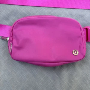 Lululemon Everywhere Belt Bag 1L Sonic Pink Crossbody Fanny Pack Waist Pack EUC - Picture 1 of 8