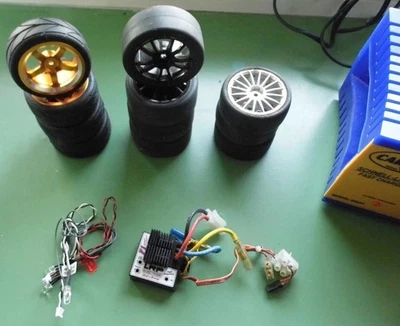 Lotto Accessori Tamiya Rc 1/10 Auto-Carrozzeria,Cerchi ,Luci LED,Caricabatterie - Immagine 1 di 4